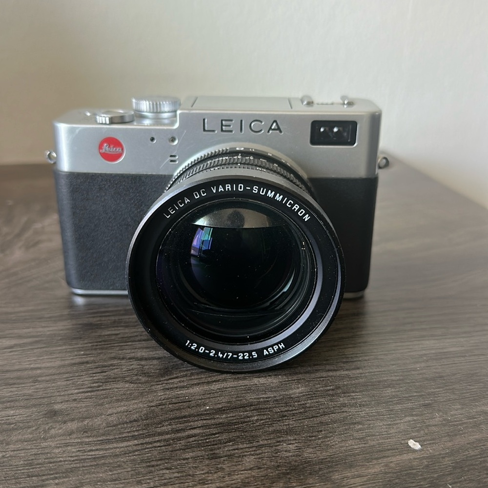 LEICA DIGILUX 2 CAMERA